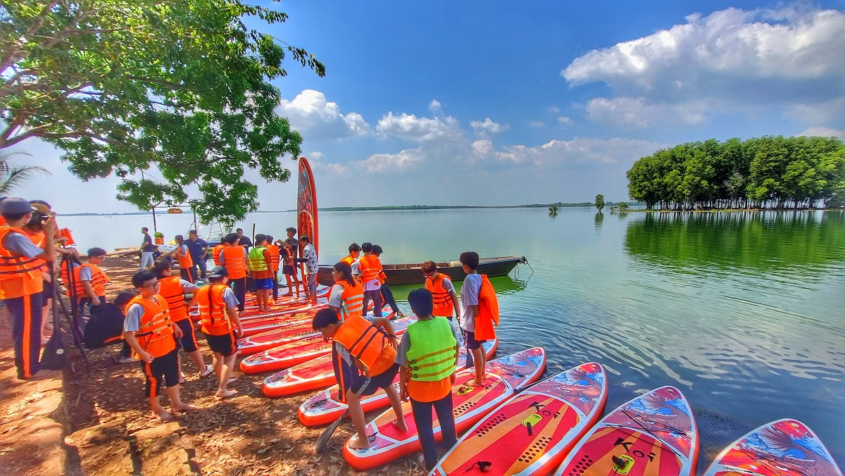 Chèo SUP Ở Hồ Trị An – Trải Nghiệm Không Thể Bỏ Lỡ Khi Cắm Trại