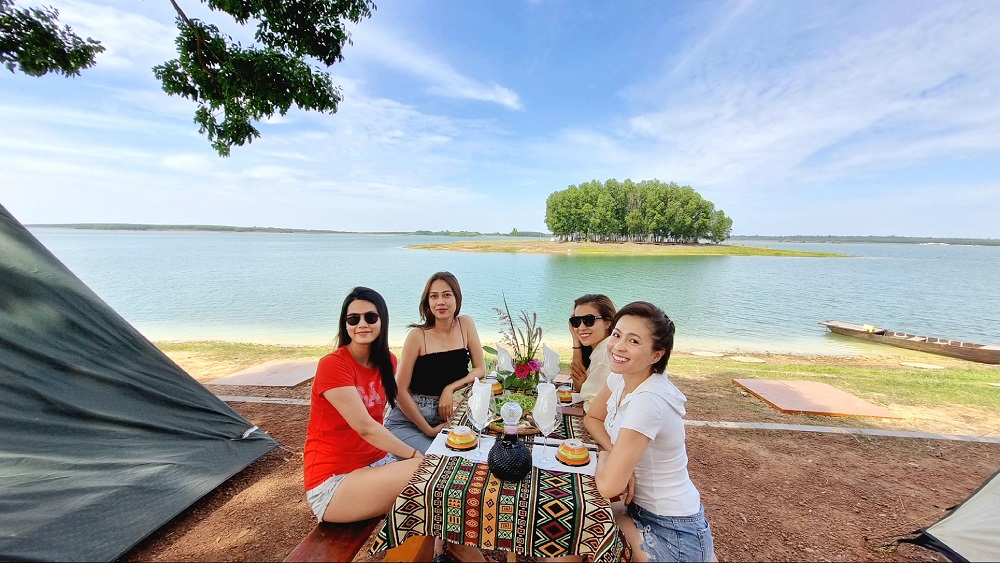Cắm trại hồ Trị An
